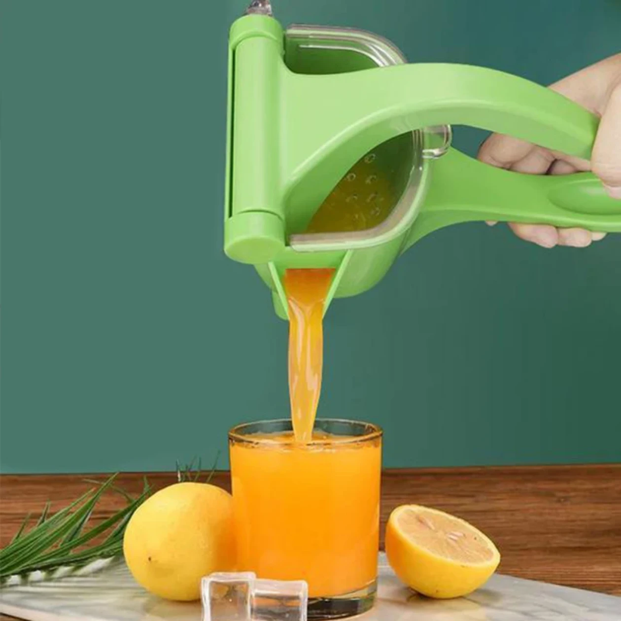 Manual Citrus Juicer with Easy Pour Spout